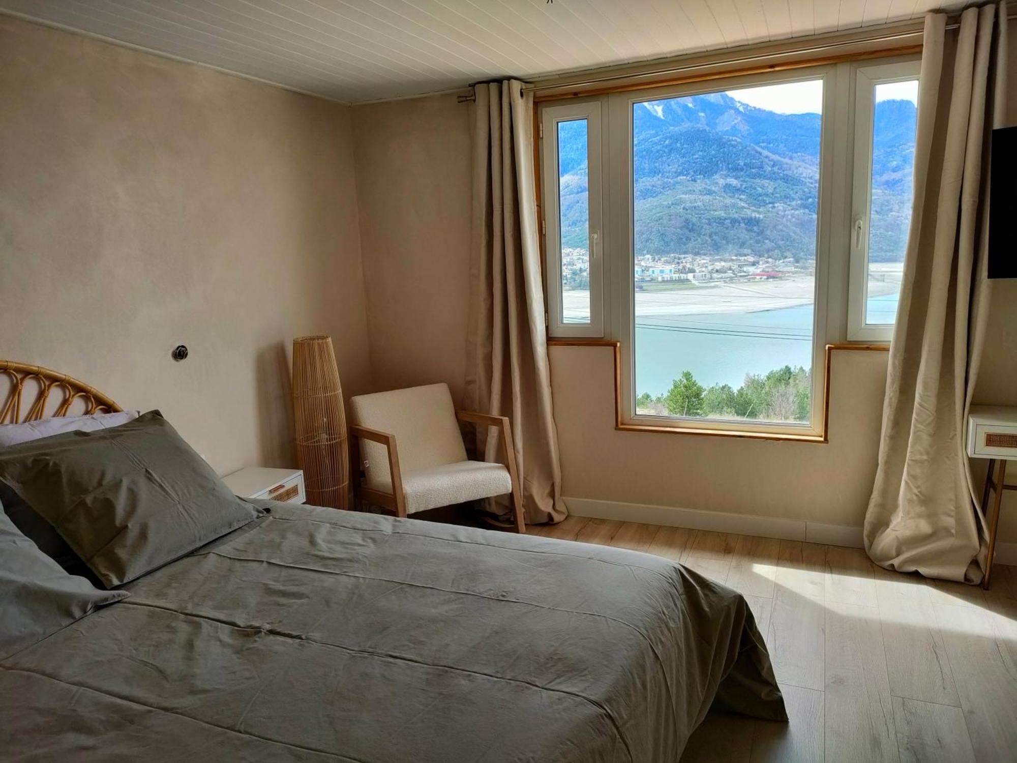Le Cosy Du Plongeoir - T2 Neuf Avec Vue Sur Le Lac De Serre Poncon Et Grande Terrasse Avec Jardin Savines-le-Lac Kamer foto